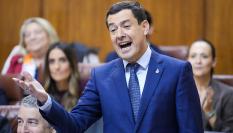El presidente de la Junta de Andalucía, Juanma Moreno, interviene durante la sesión de control en el pleno del Parlamento, el 13 de noviembre de 2025, en Sevilla.
