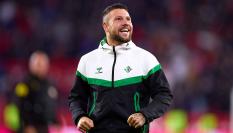 Aitor Ruibal, del Real Betis, tras el partido de su partido en el estadio Ramón Sánchez Pizjuán, el 30 de noviembre de 2025, en Sevilla.