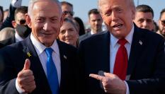 El Primer Ministro de Israel, Benjamin Netanyahu, saluda a Donald Trump en su último viaje a Tel Aviv