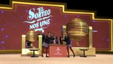 Las niñas de San Ildefonso cantando los premios.