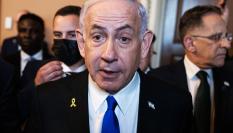 El primer ministro israelí, Benjamín Netanyahu, atiende a la prensa antes de una reunión con los líderes del Senado en el Capitolio de EEUU, el 9 de julio de 2025.