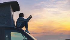 Una mujer, subida a su caravana