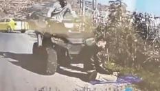 Un colono israelí, a punto de atropellar a un palestino que reza al borde de la carretera, en los alrededores de Deir Jarir (Cisjordania), el 25 de diciembre de 2025.