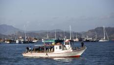 Foto de archivo de un barco en Labuan Bajo, Indonesia.