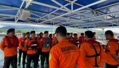 Miembros del equipo SAR organizando la búsqueda de los españoles desaparecidos en Indonesia.