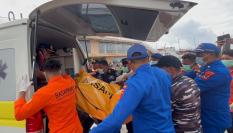 El Equipo de Búsqueda y Rescate de Indonesia (SAR) traslada el cuerpo de una de las victimas de un naufragio en Labuan Bajo
