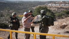 Imagen de archivo de soldados israelíes bloqueando el paso a un agricultor palestino en la localidad de Kober, cerca de Ramala, en el West Bank de la Cisjordania ocupada.