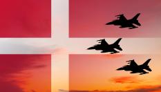 Aviones de combate sobre una bandera danesa