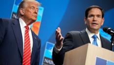 Donald Trump vigila la intervención de Marco Rubio tras la última cumbre de la OTAN, en La Haya