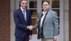 El presidente del Gobierno, Pedro Sánchez (i), saluda al líder de ERC, Oriol Junqueras