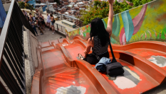 Atracción turística de la Comuna 13, en Medellín, Colombia.