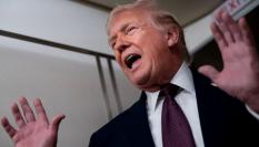 El presidente de EEUU, Donald Trump, habla con la prensa a bordo del Air Force One, en ruta desde Florida a la Base Conjunta Andrews, Maryland, el 11 de enero de 2026.