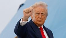 El presidente de EEUU, Donald Trump, levanta el puño al abordar el Air Force One para despegar de Londres, tras su visita de Estado a Reino Unido, el 18 de septiembre de 2025.