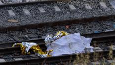 Trabajos de los servicios de emergencia, este lunes sobre las vías a la altura de Adamuz