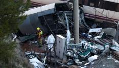 Un bombero y miembros de la Guardia Civil trabajan junto a uno de los trenes implicados en el accidente de Adamuz (Córdoba), el 19 de enero de 2026.