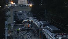 Bomberos revisan este miércoles el tren de Rodalies descarrilado el día anterior en Barcelona.