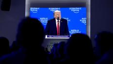 DAVOS (Switzerland), 21/01/2026.- A screen displays US President Donald Trump as he speaks during his special address at the 56th annual meeting of the World Economic Forum (WEF) in Davos, Switzerland, 21 January 2026. The meeting under the topic 'A Spirit of Dialogue' brings together entrepreneurs, scientists, and corporate and political leaders in Davos and takes place from 19 to 23 January in Davos. (Suiza) EFE/EPA/GIAN EHRENZELLER