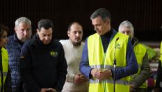 El presidente del Gobierno, Pedro Sánchez, y el presidente de la Junta de Andalucía, Juanma Moreno.