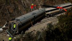 Los trabajadores de mantenimiento de Adif trabajan en los restos de uno de los trenes involucrados en el accidente de Adamuz, el 20 de enero de 2026.