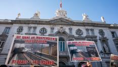 Protesta del colectivo de víctimas del Alvia accidentado en Angrois (Santiago de Compostela) reclamando una investigación independiente, ante el Supremo.