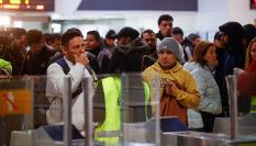 Pasajeros agolpados y confundidos en una de tantas estaciones de Rodalies con problemas este lunes