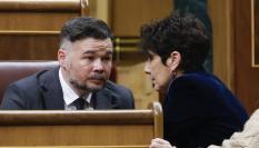 La ministra de Inclusión, Seguridad Social y Migraciones y portavoz del Gobierno, Elma Saiz, conversa con el portavoz de ERC, Gabriel Rufián