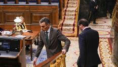 El presidente del Gobierno, Pedro Sánchez (i) durante el pleno extraordinario del Congreso de los Diputados este martes