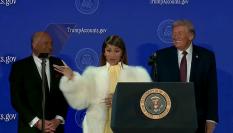 Nicki Minaj en una rueda de prensa junto a Donald Trump.