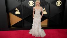 Sabrina Carpenter posa en la alfombra roja de los Grammy 2026.