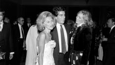 Las millonarias Barbara y Cathy Davis asisten a una fiesta benéfica para niños con diabetes en Denver, en 19882. Posan con un joven Jeffrey Epstein, a quien la prensa no sabía ni poner en los pies de foto su oficio real.