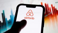 El logo de Airbnb en un teléfono móvil