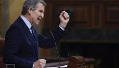 MADRID, 11/02/2026.- El presidente del PP, Alberto Núñez Feijóo, interviene desde la tribuna de oradores tras la intervención del presidente del Gobierno, Pedro Sánchez, que ha comparecido este miércoles ante el pleno del Congreso para hablar sobre la crisis ferroviaria tras los accidentes de Adamuz (Córdoba) y Barcelona, y sobre la agenda internacional. EFE/Javier Lizón
