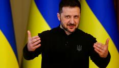 El presidente ucraniano, Volodimir Zelenski, gesticula mientras asiste a una conferencia de prensa en Kiev, el 12 de marzo de 2025.