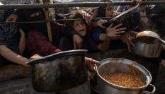 Khan Yunis (---), 07/02/2026.- Displaced Palestinians including children gather to receive food from a charity kitchen in Khan Yunis, southern Gaza Strip, 07 February 2026. According to the UN around 90 percent of the population or 1.9 million people in Gaza have been displaced since the start of the conflict. EFE/EPA/HAITHAM IMAD