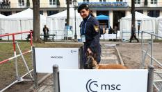 Un miembro de la policía hace guardia con su perro en el primer día de la Conferencia de Seguridad de Múnich (Alemania), el 13 de febrero de 2026.