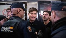 Vito Quiles entre policías nacionales durante una manifestación