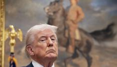 Trump en la Casa Blanca con el cuadro de Roosevelt tras él