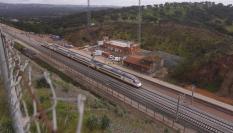 Un tren circula por la zona del accidente en Adamuz (Córdoba) este martes