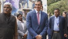 El presidente del Gobierno de España, Pedro Sánchez (c), inaugura un mural hispano-indio de arte callejero del artista español Suso33, en el distrito Lodhi de Nueva Delhi