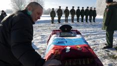 Imagen de archivo del funeral de un joven sargento ruso fallecido en la invasión rusa sobre Ucrania, un enterramiento en Orzhitsy (San Petersburgo, el antiguo Leningrado, Rusia).