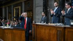 Trump está levantando el pulgar, en señal de afirmación