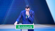 El presidente de la Junta de Andalucía, Juanma Moreno, se emociona al hablar del siniestro de Adamuz en en el acto del día de la comunidad, 28 de febrero de 2026, en Sevilla.