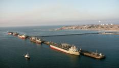 Imagen histórica de un petrolero junto a las costas de la isla de Jark