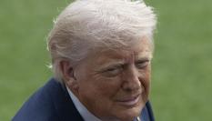 Donald Trump, sonriente ante la prensa a la salida de la Casa Blanca