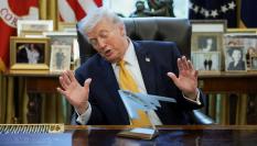 Imagen de archivo del presidente de EEUU Donald Trump, en la que no está jugando con un avión de juguete sino contemplando una maqueta del bombardero B‑2 Spirit en el Despacho Oval.