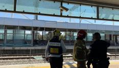 Impacto de bombas de racimo iraníes en una estación de tren cercana a Tel Aviv, el 18 de marzo de 2026.