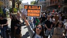 Un grupo de manifestantes protestan contra la creciente escasez de vivienda en Palma (Mallorca), el 5 de abril de 2025.