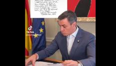 Pedro Sánchez muestra las cartas que le han llegado.