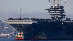 Marineros e infantes de marina en el portaaviones norteamericano USS Abraham Lincoln, en la bahía de San Diego, el 20 de diciembre de 2024. Es uno de los desplazados ahora a Oriente Medio.