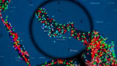 Un mapa de MarineTraffic, del 15 de marzo de 2026, ilustra el movimiento de buques en el estrecho de Ormuz.